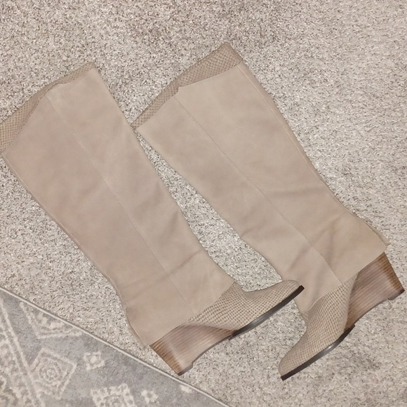 Like New B.Makowsky Genuine Leather Wedge Boots - Picture 9 of 9